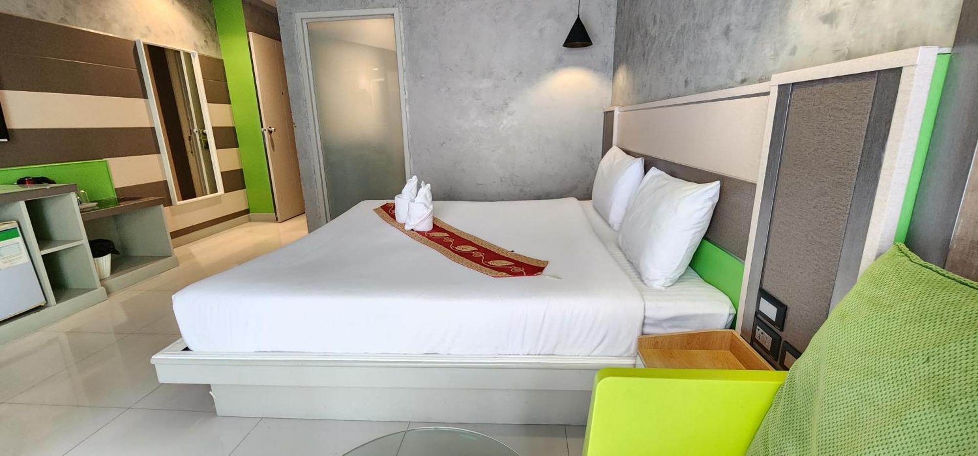 Issara Patong Beach Eksteriør billede