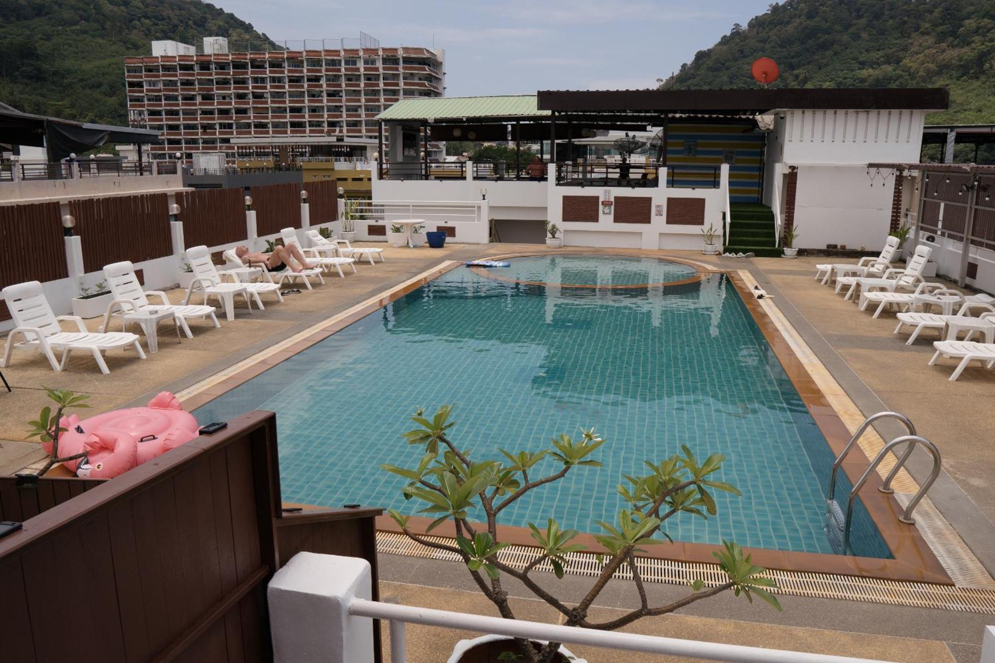 Issara Patong Beach Eksteriør billede