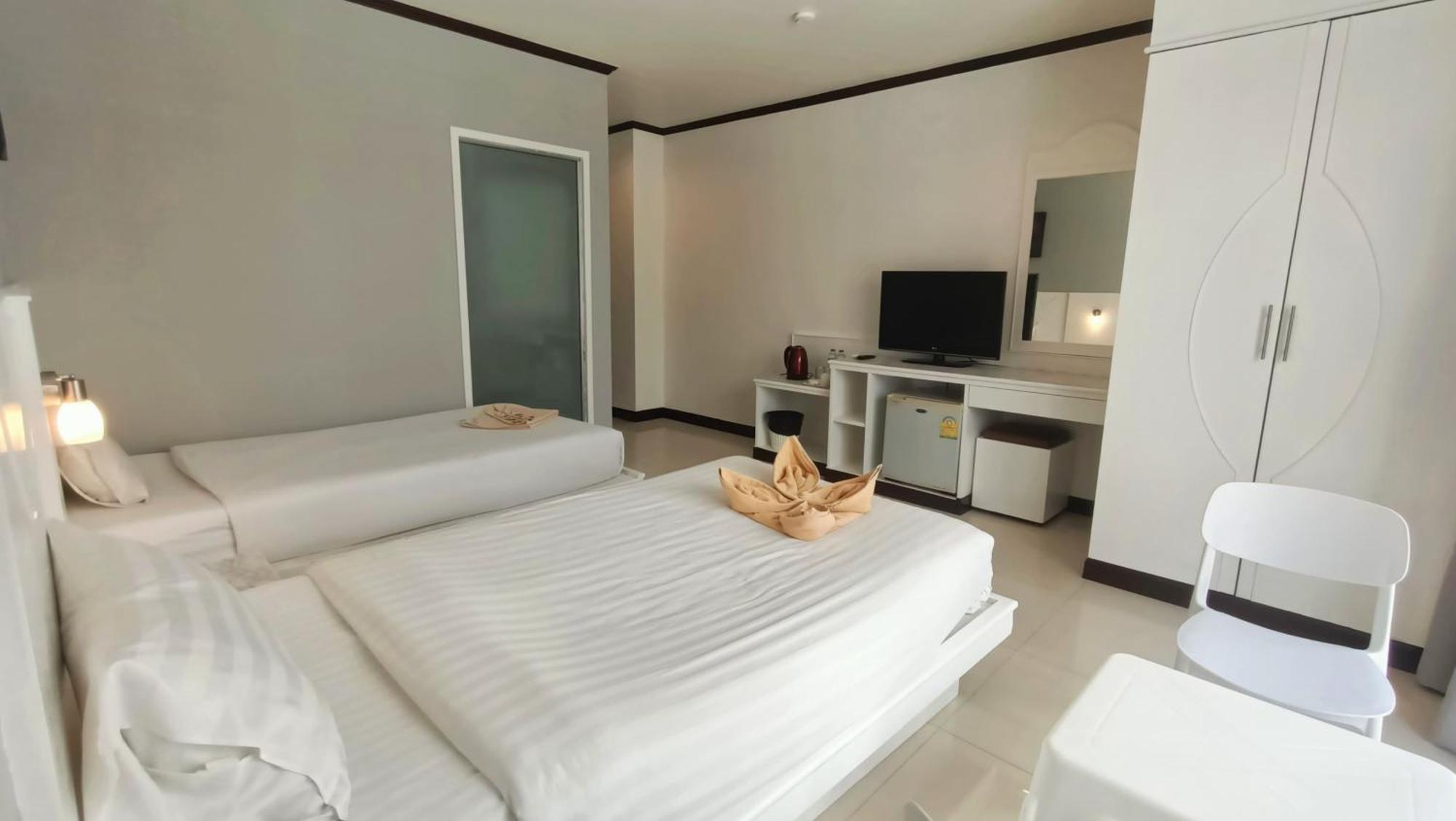 Issara Patong Beach Eksteriør billede